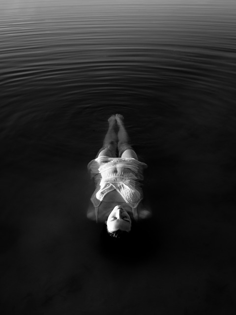 woman_floating_on_water